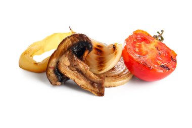 Beyaz arka planda farklı lezzetli ızgara sebzeler.