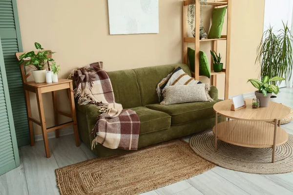 Interior Ruang Tamu Dengan Sofa Hijau Nyaman Meja Kopi Kayu — Stok Foto