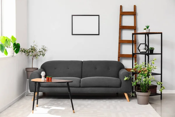 带有舒适的灰色沙发 咖啡桌和搁板的轻便客厅室内 — 图库照片