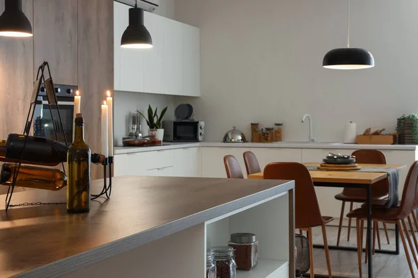 Interieur Van Moderne Keuken Met Eettafel Eiland Gloeiende Lampen — Stockfoto
