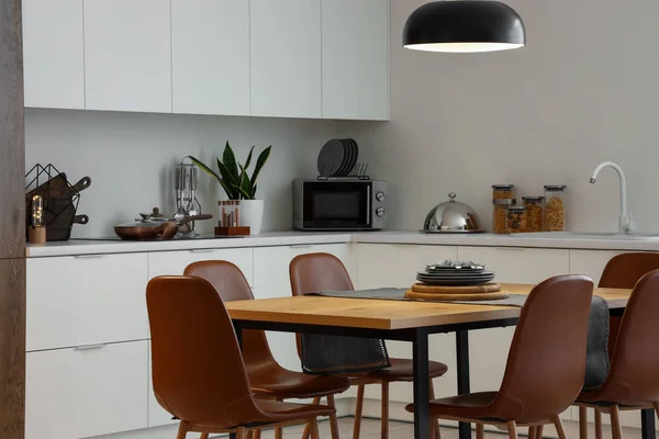 Intérieur Cuisine Moderne Avec Table Manger Lampe Lumineuse — Photo