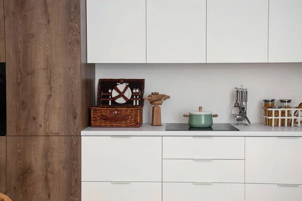 现代厨房内部装有电炉 炊具和器皿的白色柜台 — 图库照片
