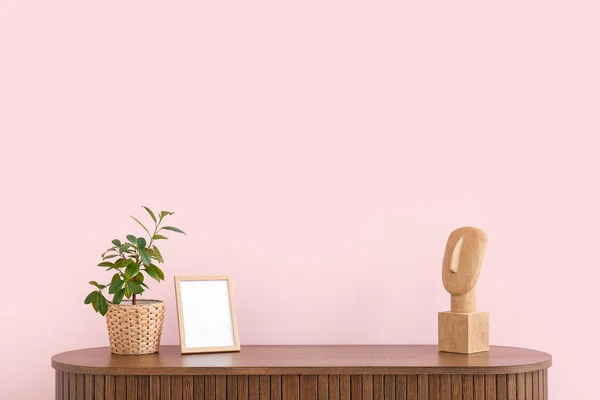 Современный Комод Комодом Пустой Картиной Возле Розовой Стены Комнате — стоковое фото