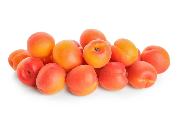 Högen Mogna Aprikoser Isolerad Vit Bakgrund — Stockfoto