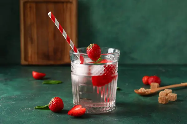 Glas Wasser Mit Erdbeere Auf Dem Tisch — Stockfoto