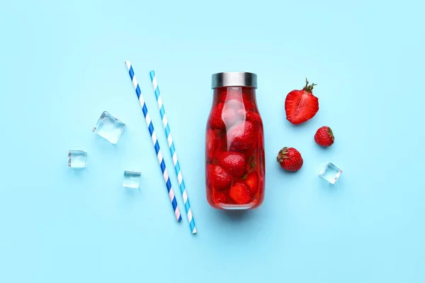 Sportfles Water Met Aardbeien Blauwe Achtergrond — Stockfoto