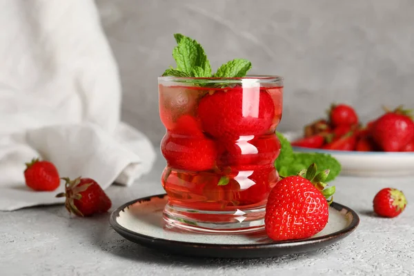 Glas Wasser Mit Erdbeere Und Minze Auf Grauem Hintergrund — Stockfoto