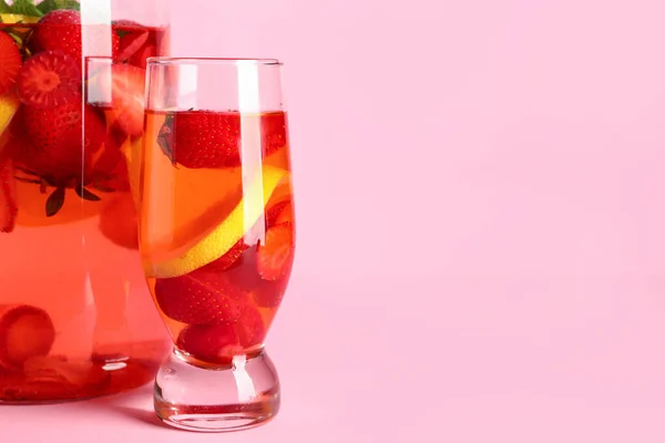 Glas Und Krug Mit Aufgeblasenem Wasser Mit Erdbeere Auf Rosa — Stockfoto