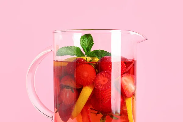 Krug Mit Aufgeblasenem Wasser Mit Erdbeere Und Zitrone Auf Rosa — Stockfoto