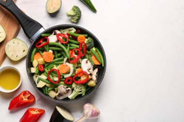 Hafif arka planda taze sebzeli kızartma tavası