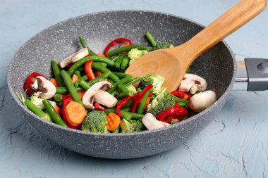 Gri arka planda taze sebzeli tava.