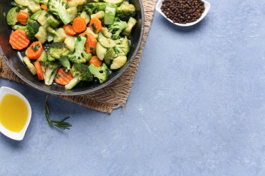 Mavi arka planda lezzetli sebzeli kızartma tavası.