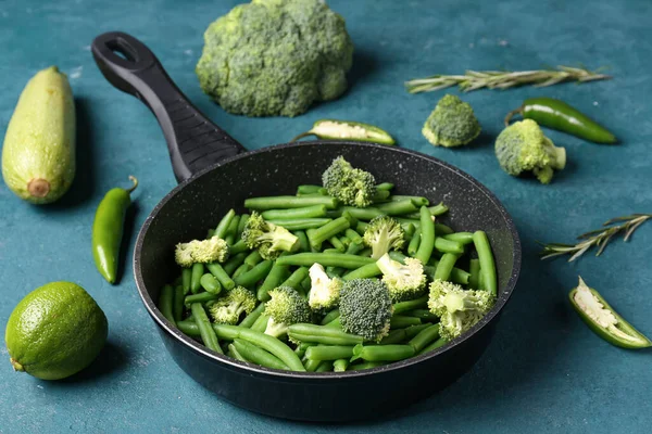 Сковородка Свежими Овощами Зеленом Фоне — стоковое фото