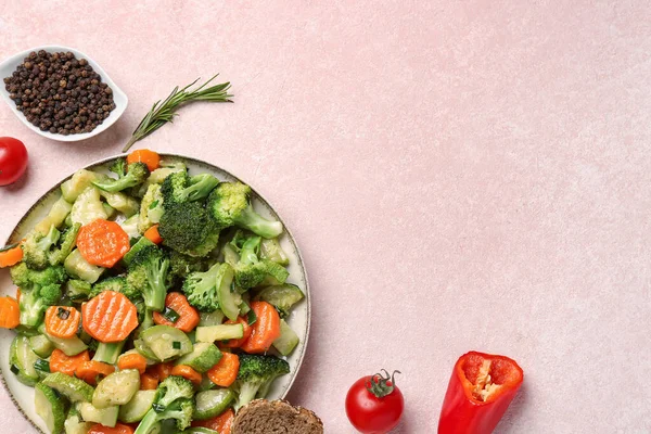Teller Mit Leckerem Gebratenem Gemüse Auf Rosa Hintergrund — Stockfoto