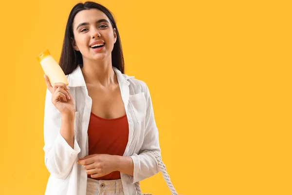 Young Woman Sunscreen Cream Beach Bag Yellow Background — Stock Photo, Image