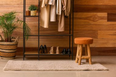 Koridorun içinde bol bol giysi ve ayakkabı var.