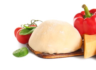 Beyaz arka planda pizza hazırlamak için ham hamur ve malzemeler