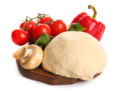 Beyaz arka planda pizza hazırlamak için hamur ve malzemelerle ahşap tahta.