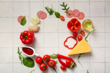 Beyaz fayanslı pizza hazırlamak için malzemelerden yapılmış çerçeve