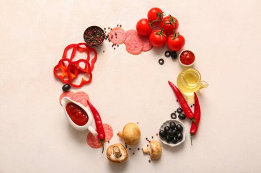 Pizzayı arka planda hazırlamak için taze malzemelerden yapılmış çerçeve