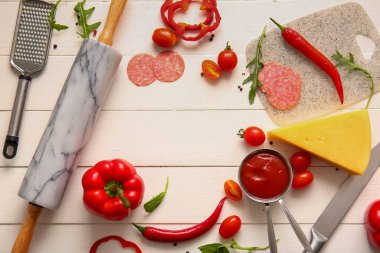 Açık ahşap zemin üzerinde pizza hazırlamak için malzemelerden yapılmış çerçeve