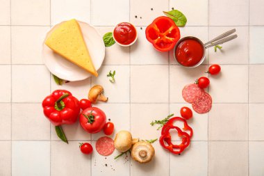 Beyaz fayanslı pizza hazırlamak için malzemelerden yapılmış çerçeve