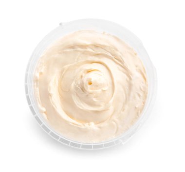 Beyaz arka planda lezzetli krem peynirli plastik kap.