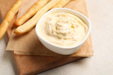 Hafif arka planda lezzetli krem peynirli kase