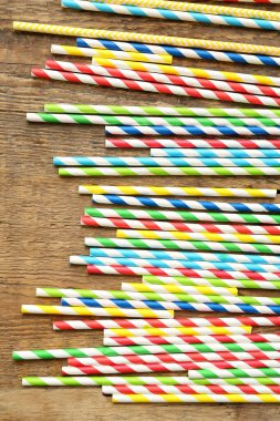 Farklı kâğıtlar ahşap arka planda pipet içiyor.