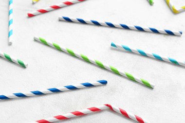 Beyaz arka planda farklı kağıt içme çubukları