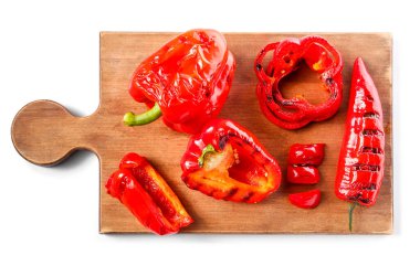 Beyaz arka planda ızgara biberli ahşap tahta.