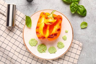 Gri arka planda lezzetli ızgara dolmalık biber tabağı