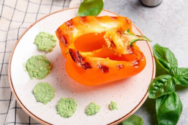 Gri arka planda lezzetli ızgara dolmalık biber tabağı