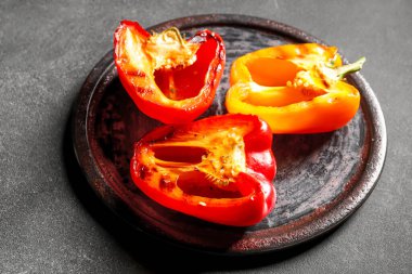 Siyah arka planda lezzetli ızgara dolmalık biber tabağı.