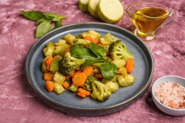 Mor arka planda farklı kızarmış sebze tabağı.