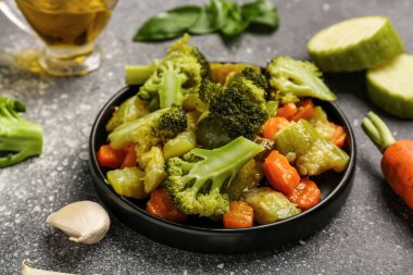 Grunge arka planında farklı kızarmış sebze tabağı.