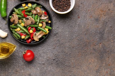 Arkaplanda farklı sebzeler olan bir tabak.