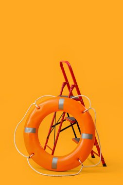 Sarı arka planda merdiveni olan halka şamandırası