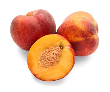 Beyaz arka planda tatlı şeftalinin yarısı