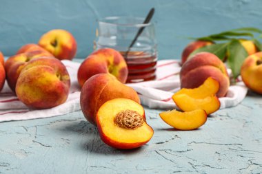 Mavi arka planda bir sürü tatlı şeftali