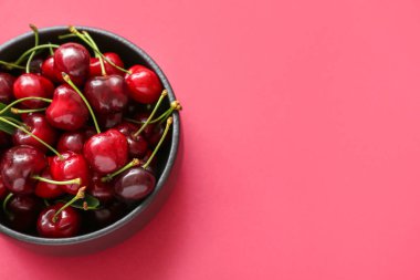 Kırmızı arka planda vişneli kase