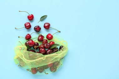 Mavi arka planda vişneli eko çanta