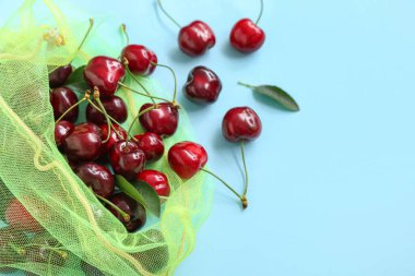 Mavi arka planda vişneli eko çanta