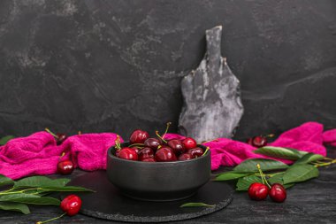 Siyah arka planda vişneli kase