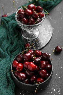 Siyah arka planda vişneli kaseler