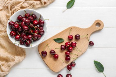 Beyaz kirazlı kase ve yemek.