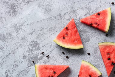 Mavi grunge arka planda taze karpuz parçaları