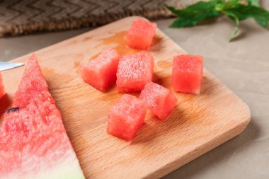 Kahverengi zemin üzerinde taze karpuz parçaları olan tahta.