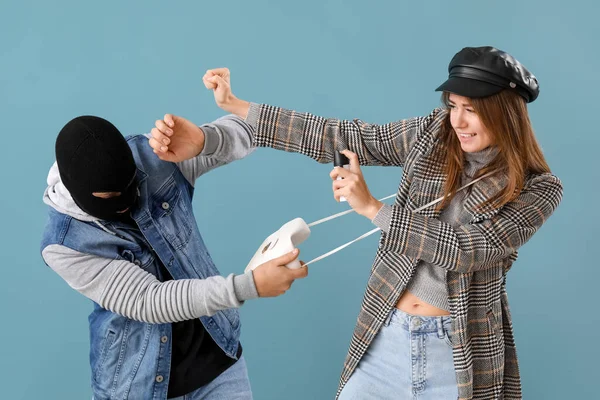 Jonge Vrouw Met Peper Spray Verdedigen Zichzelf Tegen Dief Blauwe — Stockfoto