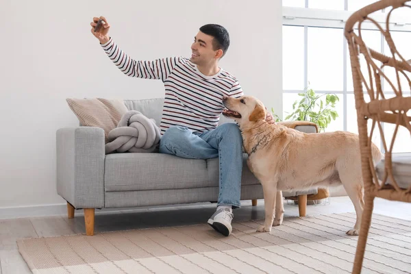 Giovane Uomo Con Simpatico Cane Labrador Prendere Selfie Casa — Foto Stock